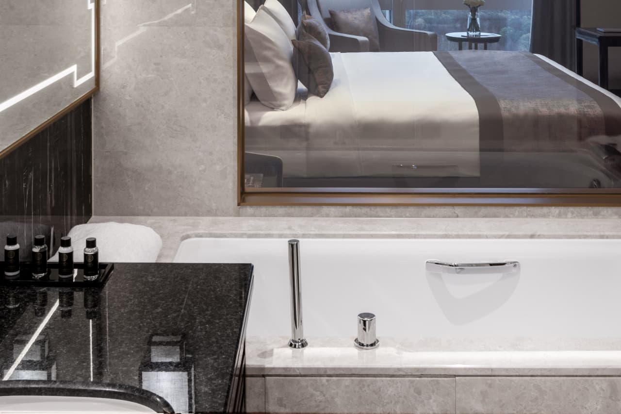 Ванная комната с окном в номер клубный премиум в отеле Soluxe Hotel Moscow